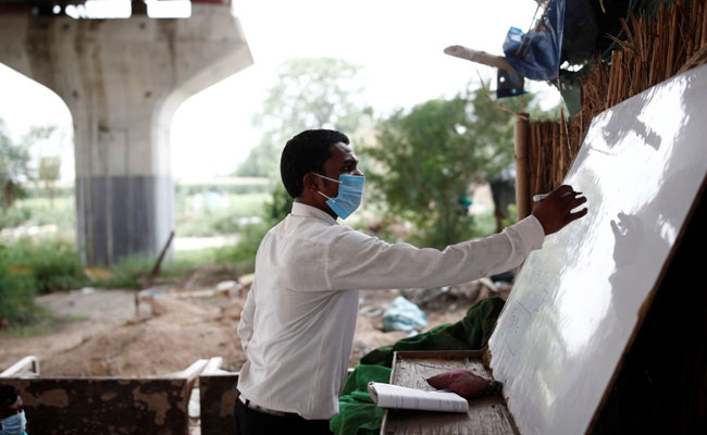 Graduate Teaches Children In Delhi Slum Without Access To Online Learning