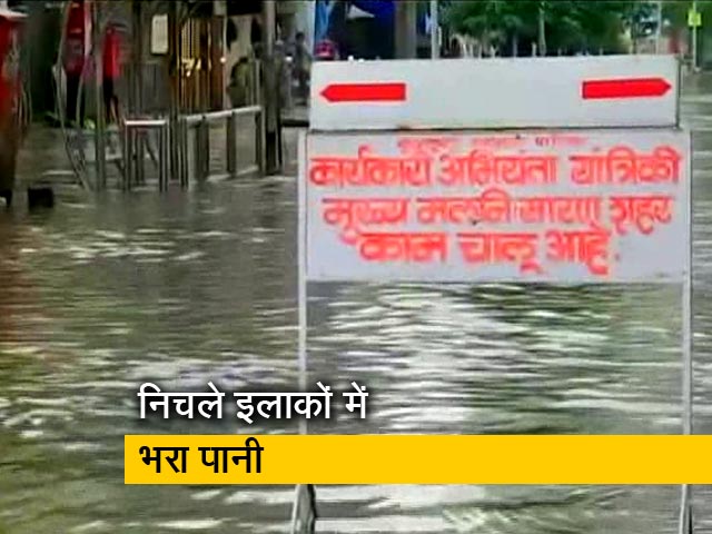 भारी बारिश के कारण मुम्बई की सड़कों पर फिर से जलजमाव