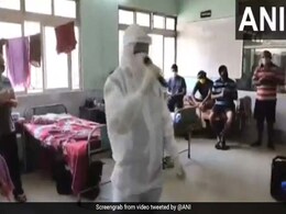 कारगिल दिवस पर डॉक्टरों ने गाया फिल्म 'बॉर्डर' का गीत, डांस करने लगे कोरोना मरीज - देखें Video कारगिल दिवस पर डॉक्टरों ने गाया फिल्म 'बॉर्डर' का गीत, डांस करने लगे कोरोना मरीज - देखें Video
