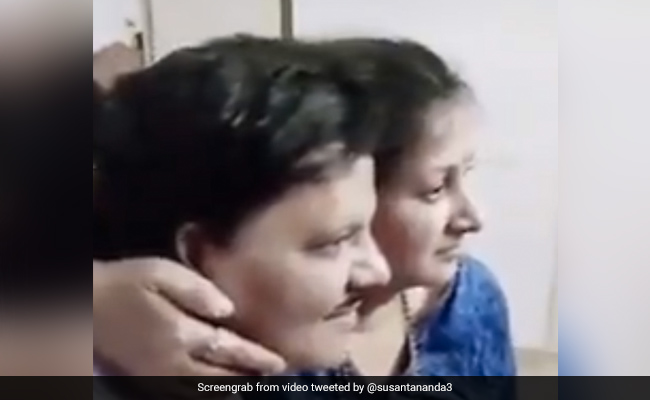 गंजे शख्स ने पत्नी के साथ ऐसे खिंचवाई फोटो, Video देखकर रोक नहीं पाएंगे हंसी