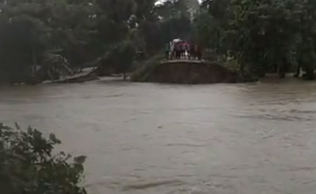 बिहार में बाढ़ का प्रकोप जारी : लोगों में मचा हड़कंप, जान बचाने के लिए ऊंचे स्थानों पर जाने की सलाह