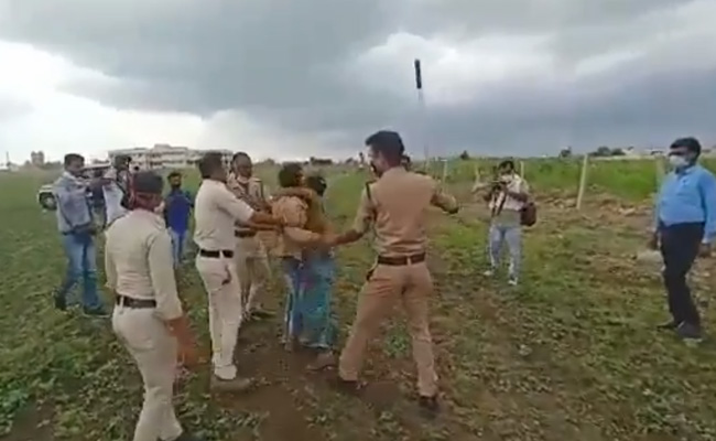 मध्य प्रदेश : किसान पति-पत्नी ने की खुदकुशी की कोशिश, कलेक्टर और एसपी हटाए गए