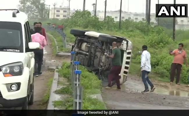 गैंगेस्टर विकास दुबे को ले जा रही UP STF की गाड़ी पलटी, विकास के साथ कुछ पुलिस वाले भी हुए घायल