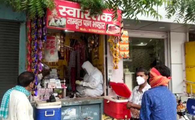 पीपीई किट वाले दुकानदार की समझदारी पर आप बोल ही पड़ेंगे, खाइके पान बनारस वाला...
