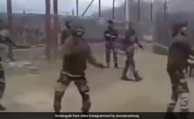 भारत- पाकिस्तान के बॉर्डर पर तैनात सैनिकों का डांस देखकर झूम उठा सोशल मीडिया, विरेंद्र सहवाग ने शेयर किया Video