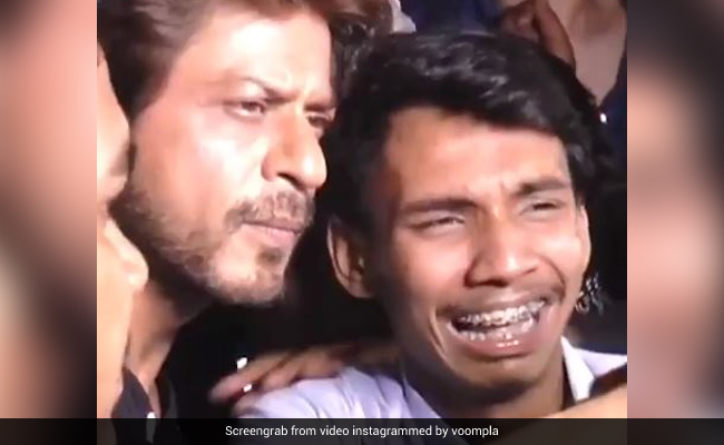 शाहरुख खान को देख फूट-फूटकर रोने लगा उनका फैन, थ्रोबैक Video हुआ वायरल