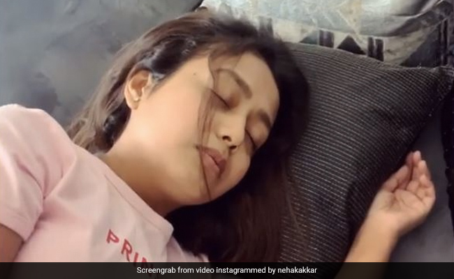 नेहा कक्कड़ सोते हुए ले रही थीं खर्राटे , भाई टोनी कक्कड़ ने बना डाला Video