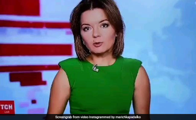 LIVE शो के दौरान एंकर का दांत गिरा बाहर, फिर भी बिना घबराए जारी रखा कार्यक्रम... देखें Video