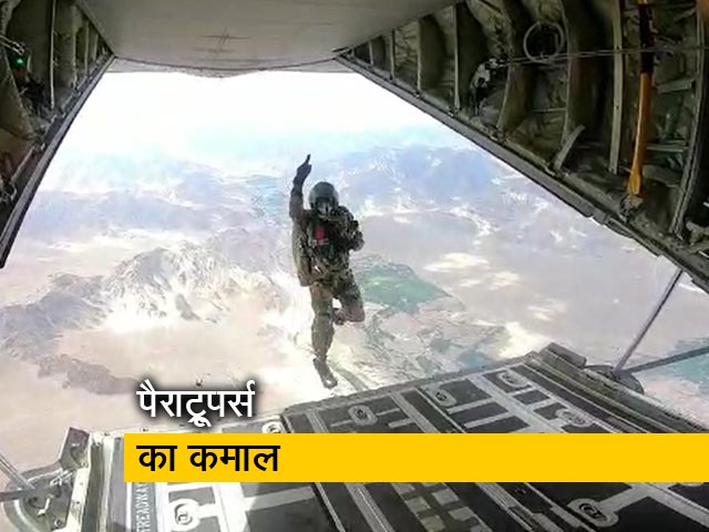 रक्षामंत्री के दौरे पर पैराट्रूपर्स ने दिखाए कमाल के करतब