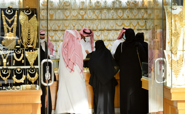 Saudis Stock Up, Brace For Tripled VAT In Kingdom's Austerity Push