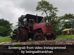सलमान खान ने भारी बारिश में जोता खेत, कभी चलाया ट्रैक्टर तो कभी नीचे उतर कर लिया खेत का जायजा- देखें Video
