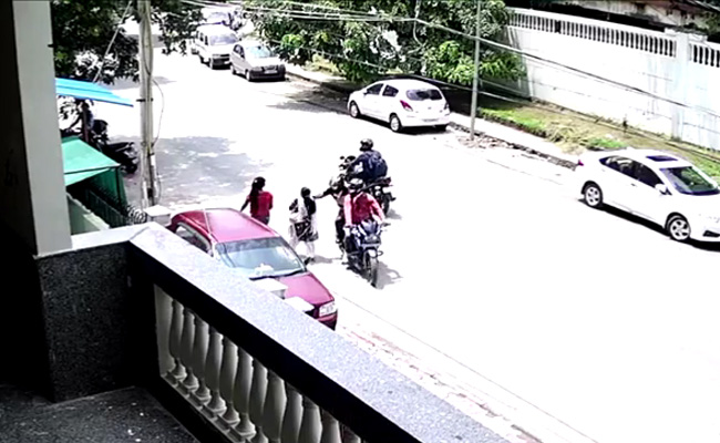 In Posh Delhi Locality, 2 Men On Bike Snatch Gold Chain. Caught On CCTV