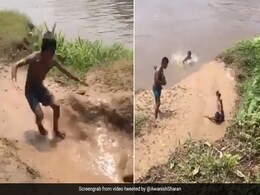 बारिश में बच्चों ने कीचड़ में फिसलकर मारी नदी में छलांग, IAS ऑफिसर बोला- 'गांव का एसेल वर्ल्ड' - देखें Video बारिश में बच्चों ने कीचड़ में फिसलकर मारी नदी में छलांग, IAS ऑफिसर बोला- 'गांव का एसेल वर्ल्ड' - देखें Video