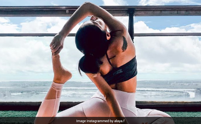अलाया एफ ने मुश्किल योगा आसन करते हुए खुद की Pic की शेयर, कहा...