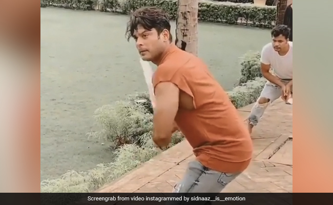 सिद्धार्थ शुक्ला ने क्रिकेट मैच के दौरान लगाया ऐसा शॉट, हैरान रह गए वहां मौजूद लोग- देखें Video