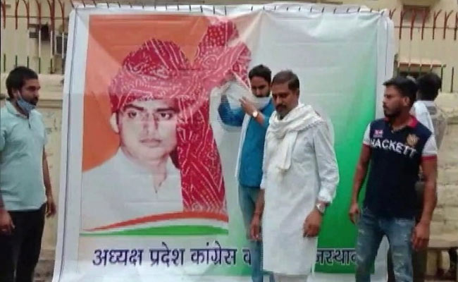 राजस्‍थान में कांग्रेस के 'सत्‍ता संकट' के बीच सचिन पायलट के पोस्‍टर फाड़े गए, बाद में इन्‍हें बदला गया