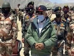 जवानों को संबोधित करने के बाद उनके बीच पहुंचे PM मोदी, नारों से गूंज उठा लद्दाख, देखें VIDEO जवानों को संबोधित करने के बाद उनके बीच पहुंचे PM मोदी, नारों से गूंज उठा लद्दाख, देखें VIDEO