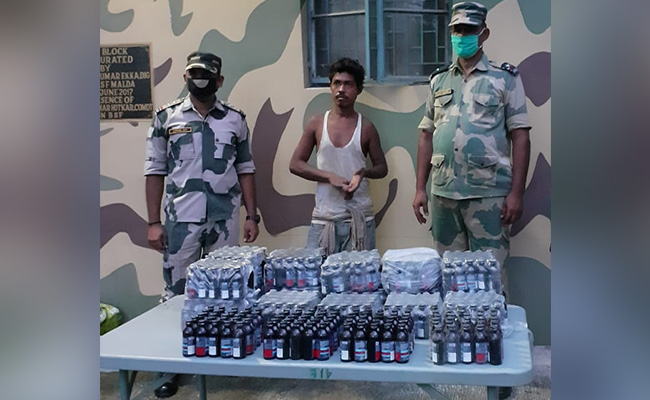 भारत-बांग्लादेश सीमा पर BSF ने 500 फेंसिडिल की बोतलों समेत तस्कर को रंगे हाथों पकड़ा