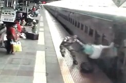 Alert Security Personnel Save Man From Being Crushed By Train Near Mumbai Alert Security Personnel Save Man From Being Crushed By Train Near Mumbai
