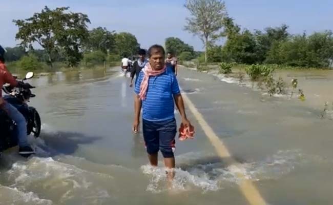 बिहार: बाढ़ के कारण दरभंगा जिले में हालात बिगड़े, प्रमुख सड़कों पर डेढ़ से ढाई फीट तक पानी..