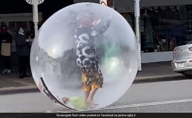 कोरोना से बचने के लिए गुब्बारे के अंदर घुसा शख्स, चीखते हुए सड़क पर दौड़ा तो डर गए लोग... देखें Video