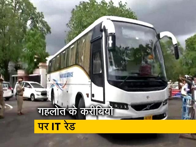 बसों में रिसॉर्ट ले जाए गए कांग्रेस विधायक, अपने दावे पर अडिग सचिन पायलट बसों में रिसॉर्ट ले जाए गए कांग्रेस विधायक, अपने दावे पर अडिग सचिन पायलट