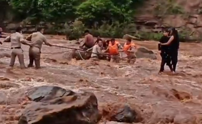 पिकनिक मनाने गई लड़कियां सेल्फी लेते समय नदी के बहाव में फंसीं, पुलिस ने बचाया, VIDEO