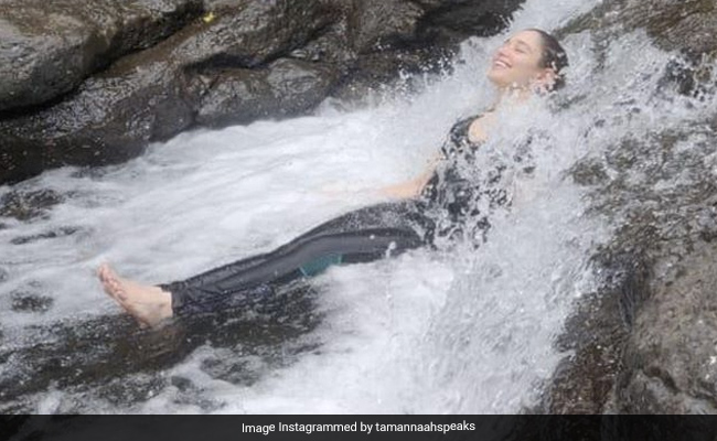 बाहुबली एक्ट्रेस झरने का यूं लुत्फ लेती आईं नजर, बोलीं- नेचर के आगे सरेंडर...देखें Photo