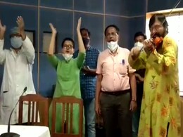 Violinist, Mountaineer, And Model Team Up For COVID Helpline In Kolkata Violinist, Mountaineer, And Model Team Up For COVID Helpline In Kolkata