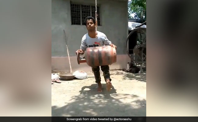 विद्युत जामवाल की राह चला उनका ये फैन, सिलेंडर के साथ यूं की एक्सरसाइज- देखें Video