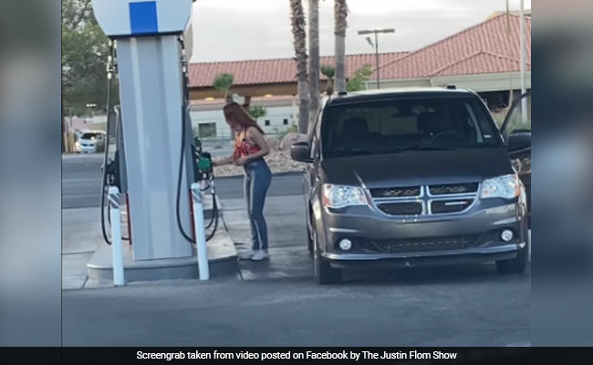 पेट्रोल भरने के लिए लड़की ने की ऐसी माथापच्ची, दूर खड़े पति-पत्नी ने ऐसे लिए मजे... देखें Viral Video