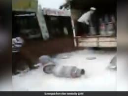 महाराष्ट्र में प्रदर्शन के बीच सड़कों पर बहाया गया हजारों लीटर दूध तो भड़कीं एक्ट्रेस, बोलीं- मेरा खून खौल गया... महाराष्ट्र में प्रदर्शन के बीच सड़कों पर बहाया गया हजारों लीटर दूध तो भड़कीं एक्ट्रेस, बोलीं- मेरा खून खौल गया...