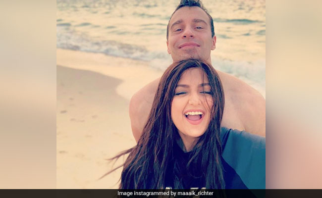 "Miserable Creatures": Singer Monali Thakur To Trolls Calling Her A Gold Digger