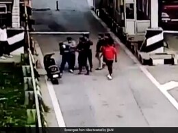 Toll Plaza Staff Thrashed For Asking To Pay Tax In UP's Greater Noida: Cops Toll Plaza Staff Thrashed For Asking To Pay Tax In UP's Greater Noida: Cops