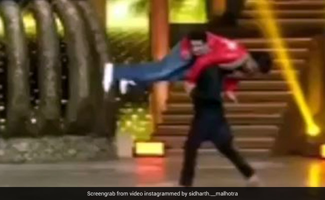 सुशांत सिंह राजपूत को आयुष्मान ने स्टेज पर दे डाला था कुछ ऐसा चैलेंज, पूरा करने पर जमकर बजी तालियां- देखें Video