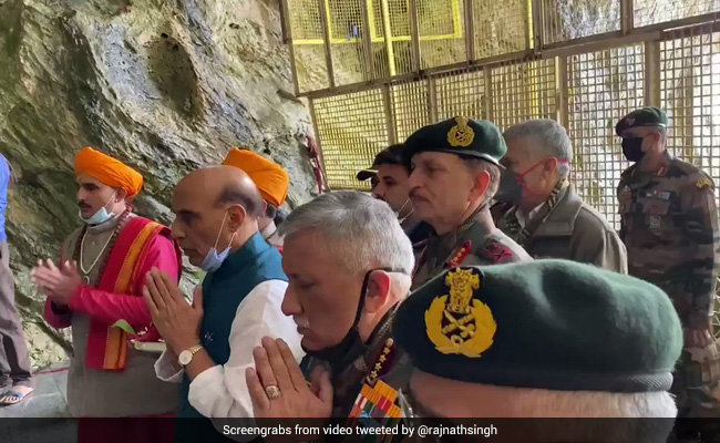 रक्षा मंत्री राजनाथ सिंह ने अमरनाथ में बाबा बर्फानी के दर्शन किए