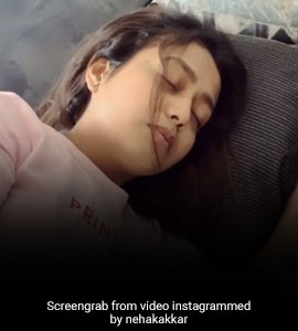 'ঘড়ড় ঘড়ড়...', সেকী! ঘুমিয়ে ঘুমিয়ে নাক ডাকছেন নেহা কক্কর!