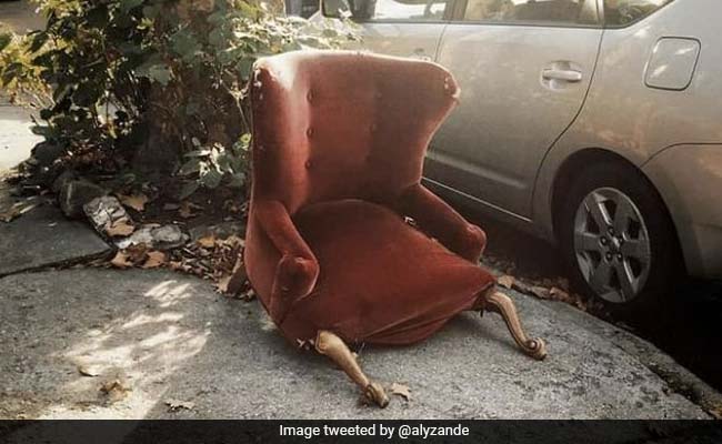 टूटी हुई कुर्सी की फोटो सोशल मीडिया पर हो रही वायरल, लोगों ने कहा- 'दुखी आदमी की लग रही है...'