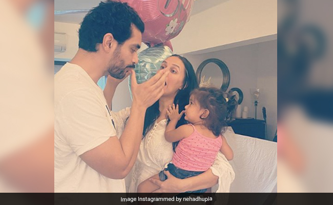 नेहा धूपिया ने पापा के साथ बेटी की मजेदार Pic की शेयर, बेटी के बेड पर ऐसे लेटे हुए नजर आए अंगद बेदी