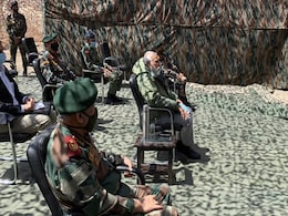 PM नरेंद्र मोदी पहुंचे लेह, CDS जनरल बिपिन रावत भी मौजूद, चीन से झड़प में यहीं गंवाई थी 20 जवानों ने जान PM नरेंद्र मोदी पहुंचे लेह, CDS जनरल बिपिन रावत भी मौजूद, चीन से झड़प में यहीं गंवाई थी 20 जवानों ने जान