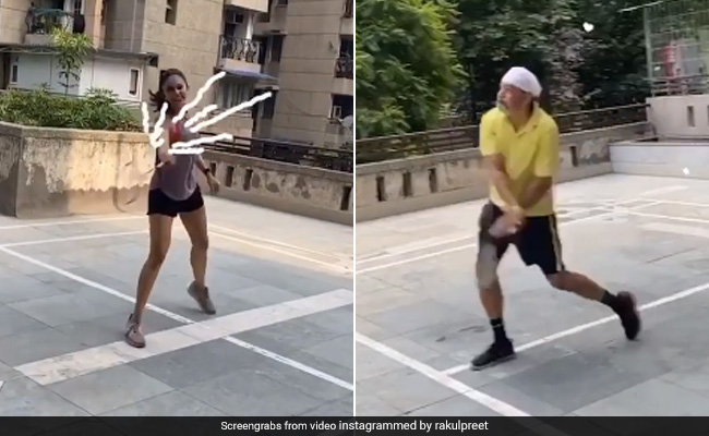 बैडमिंटन में पापा से नहीं जीत पाईं रकुल प्रीत सिंह, Video शेयर कर बोलीं- आज भी उनके लेवल को मैच करना मुश्किल है