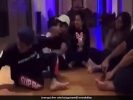 नेहा कक्कड़ को फ्रेंडशिप डे पर दोस्त से पड़ा झापड़, अब वायरल हो रहा है Video नेहा कक्कड़ को फ्रेंडशिप डे पर दोस्त से पड़ा झापड़, अब वायरल हो रहा है Video