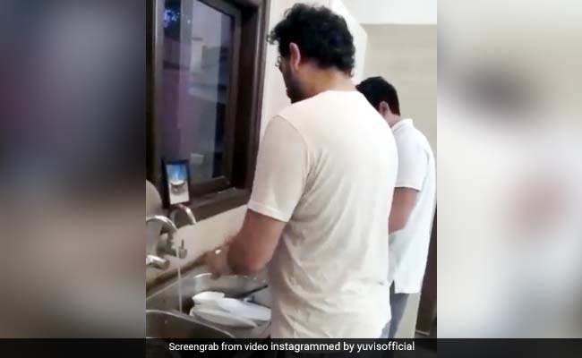 घर पर बरतन मांजते दिखे युवराज सिंह, मां ने किया रिकॉर्ड तो बोले- 'मां हो या जासूस...' - देखें Video