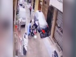 मां ने संघर्ष कर नन्ही बेटी को किडनैपरों से बचाया, CCTV में कैद हुई घटना, देखें VIDEO मां ने संघर्ष कर नन्ही बेटी को किडनैपरों से बचाया, CCTV में कैद हुई घटना, देखें VIDEO