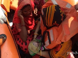 बिहार के बाढ़ प्रभावित चंपारण में NDRF की बोट पर महिला ने बच्ची को दिया जन्म बिहार के बाढ़ प्रभावित चंपारण में NDRF की बोट पर महिला ने बच्ची को दिया जन्म