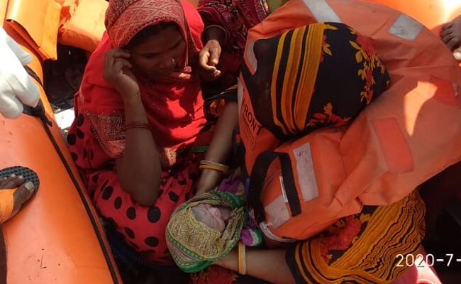बिहार के बाढ़ प्रभावित चंपारण में NDRF की बोट पर महिला ने बच्ची को दिया जन्म बिहार के बाढ़ प्रभावित चंपारण में NDRF की बोट पर महिला ने बच्ची को दिया जन्म