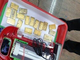 UAE-सऊदी से चार्टर प्लेन में आए 14 लोगों के पास मिला 15 करोड़ रुपये का सोना, इमरजेंसी लाइट में लाए थे भरकर   UAE-सऊदी से चार्टर प्लेन में आए 14 लोगों के पास मिला 15 करोड़ रुपये का सोना, इमरजेंसी लाइट में लाए थे भरकर