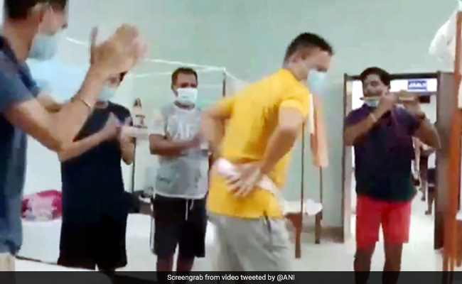 क्वारंटीन सेंटर में कोरोना के मरीज ने बजाई ऐसी बासुरी, मंत्रमुग्ध हुए लोग, करने लगे डांस... देखें Video