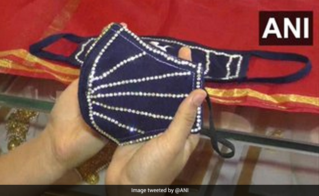 गुजरात की एक ज्वेलरी शॉप दूल्हा-दुल्हन के लिए बेच रही 'हीरों से जड़ा' खास मास्क, कीमत 4 लाख रूपये