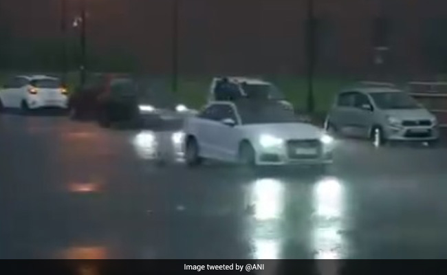 दिल्ली-NCR वालों को गर्मी से मिली राहत, सुबह से हो रही तेज बारिश, देखिए तस्वीरें-वीडियो